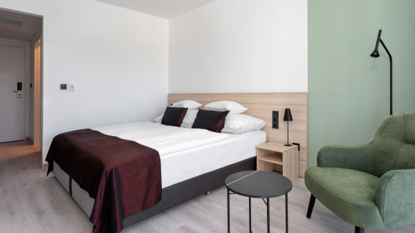 Hunguest Hotel Flóra, Standard double room with balcony and bathtub