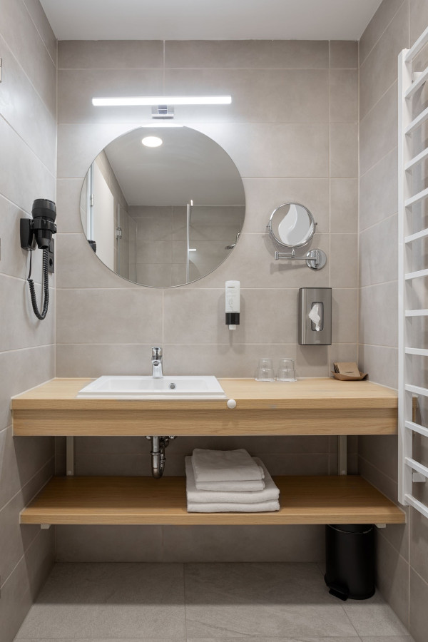 Hunguest Hotel Flóra, Accessible double room